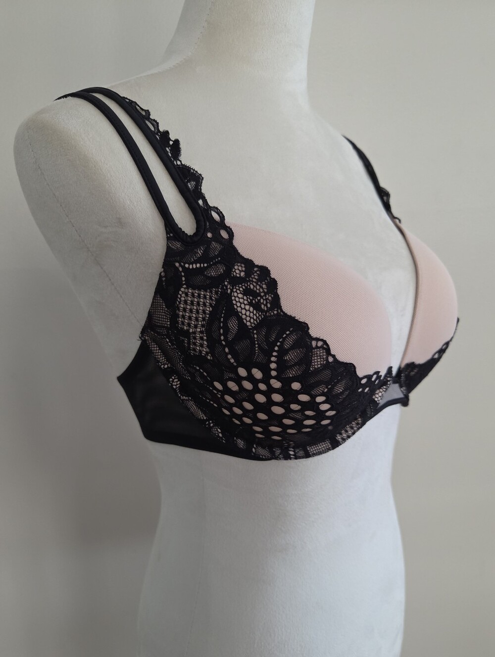 Victoria's Secret Very Sexy Nude & Black Lace Push-Up Bra